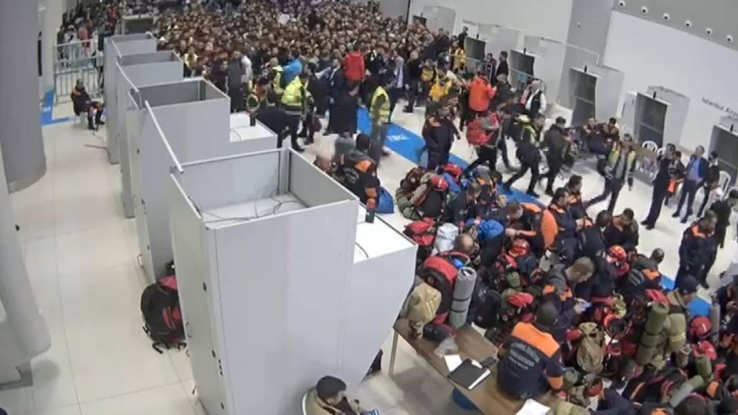 Türkiye deprem felaketine ağlıyor! Arama-kurtarma çalışmalarına katılmak için AFAD'a 100 binden fazla başvuru yapıldı 12